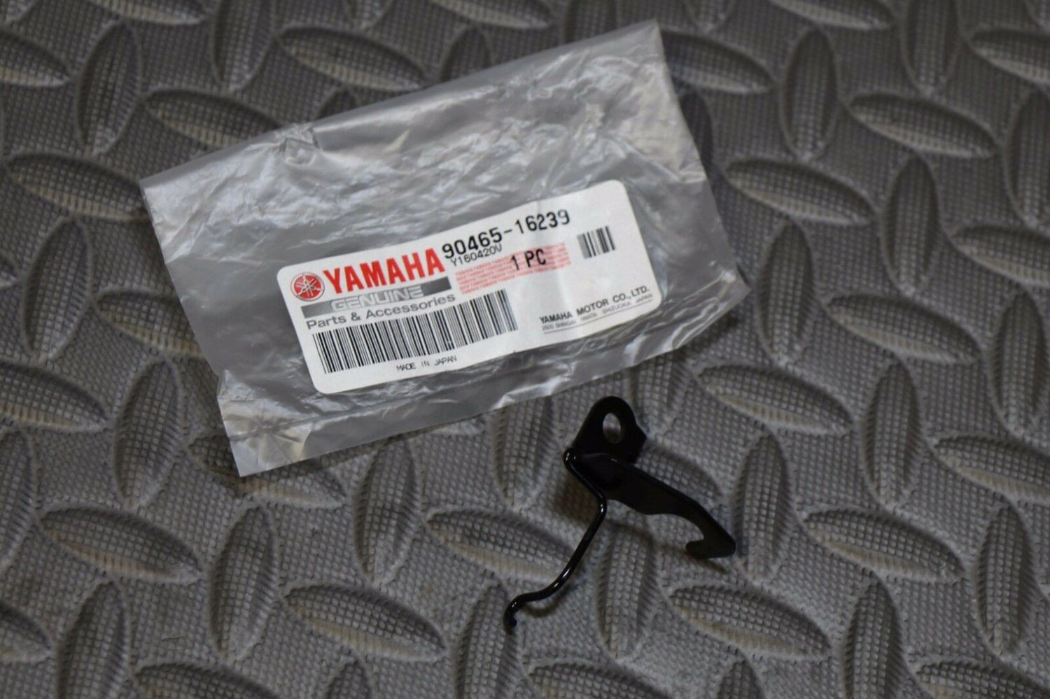 NEW Yamaha Banshee clutch cable holder case clamp 90465-16239-00 2