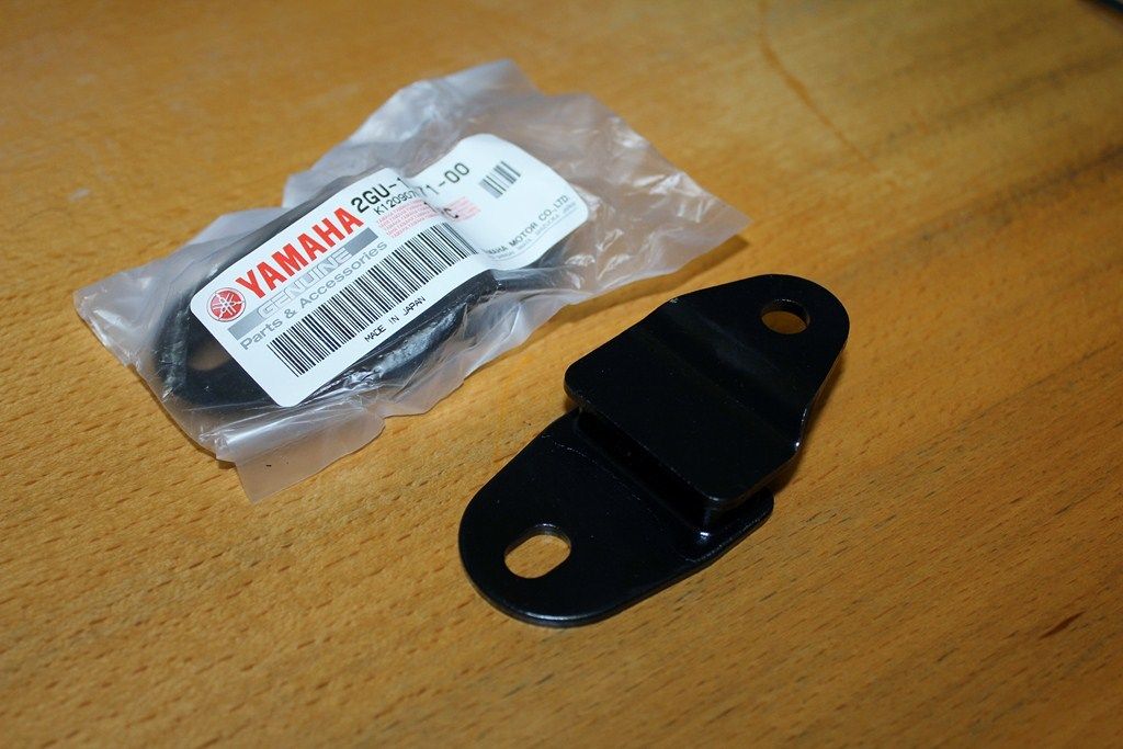 2 x OEM Factory Yamaha Banshee exhaust pipe mounts front hangers muffler stay 9
